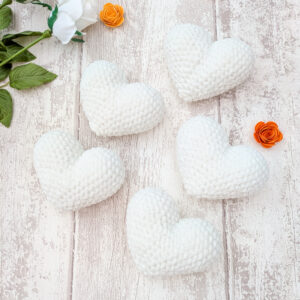 Peluche coeur au crochet crème