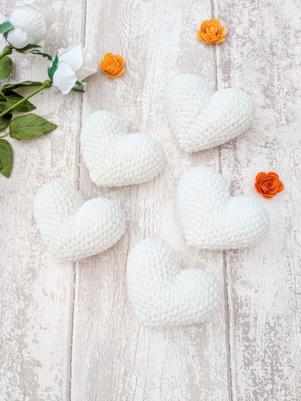 Peluche coeur au crochet crème