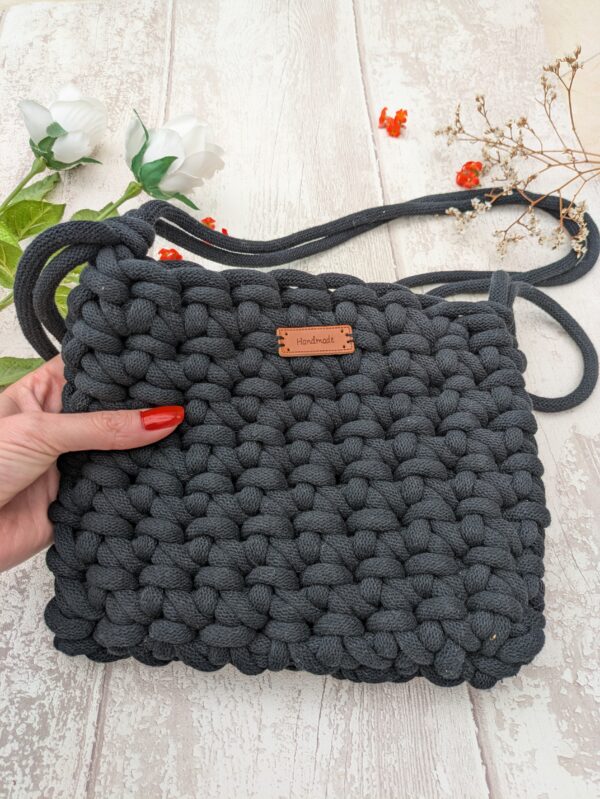 Pose avec sac bandoulière noir