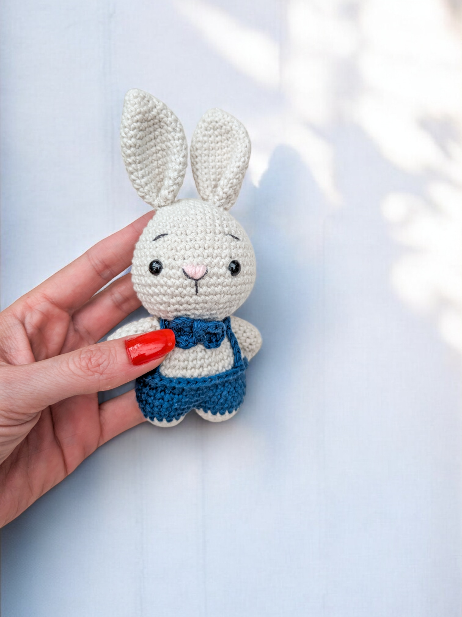 peluche-petit-lapin-kawaii-salopette-bleue