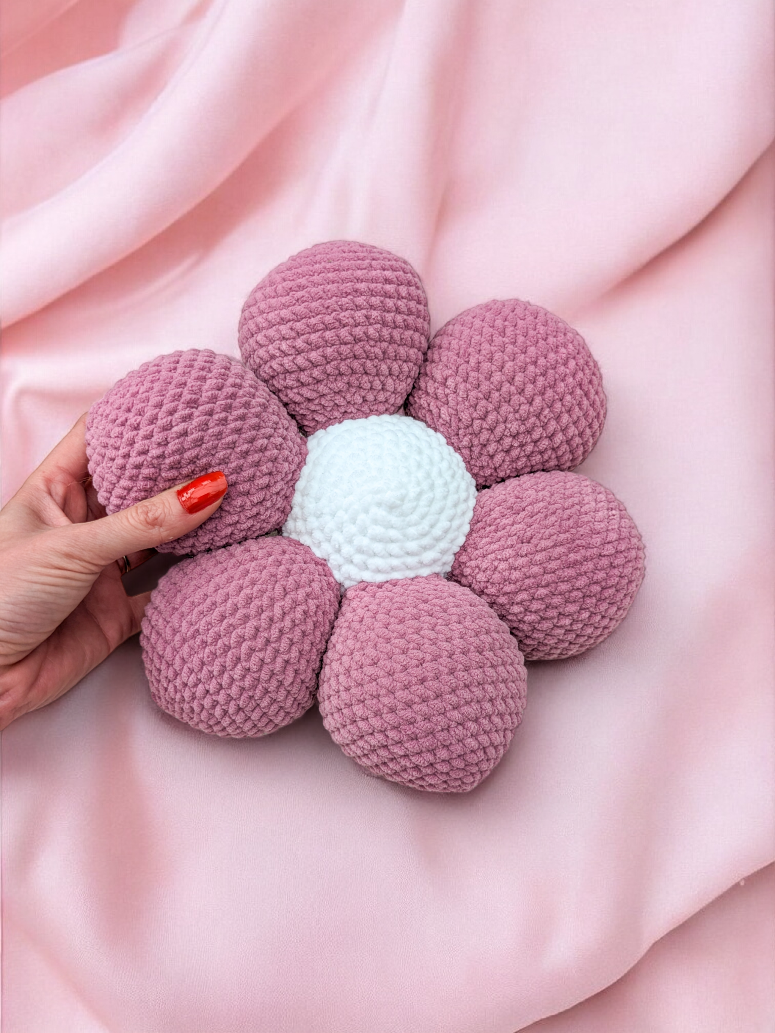 Coussin fleur couleur rose avec coeur blanc au milieu