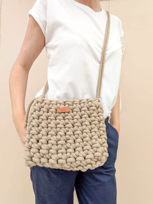 Pose avec sac bandoulière gris