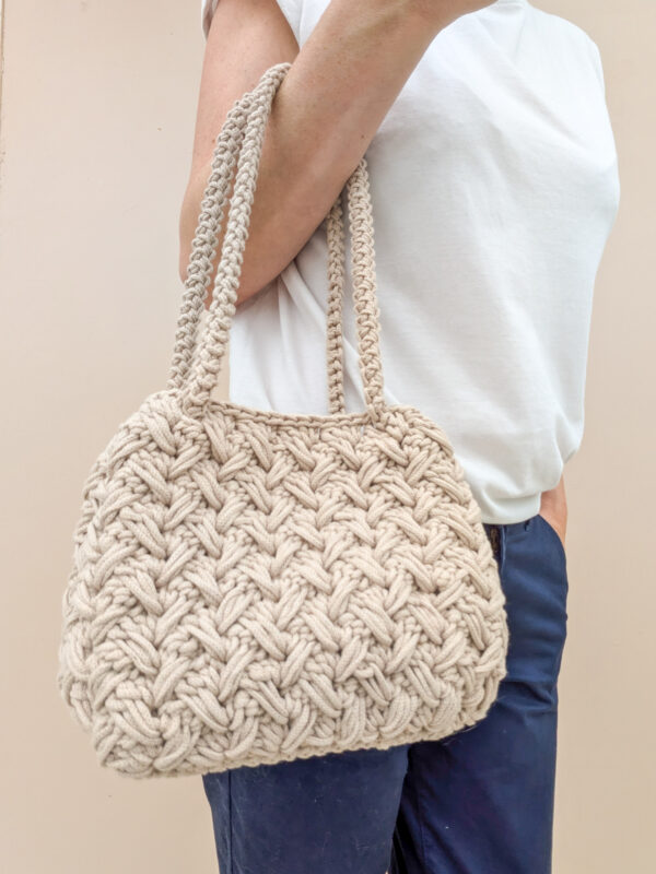 Pose avec sac à main beige