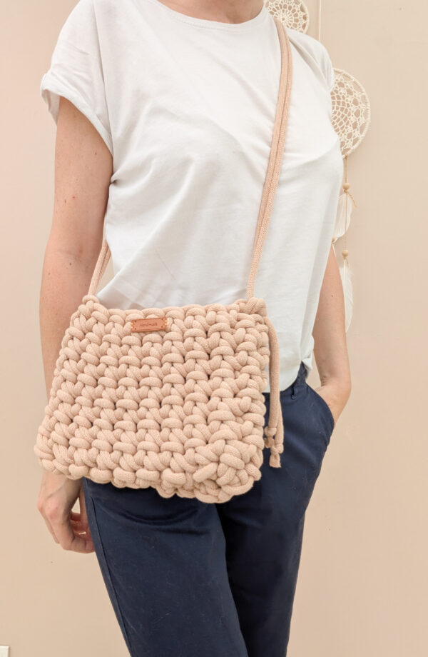 Pose avec sac bandoulière beige