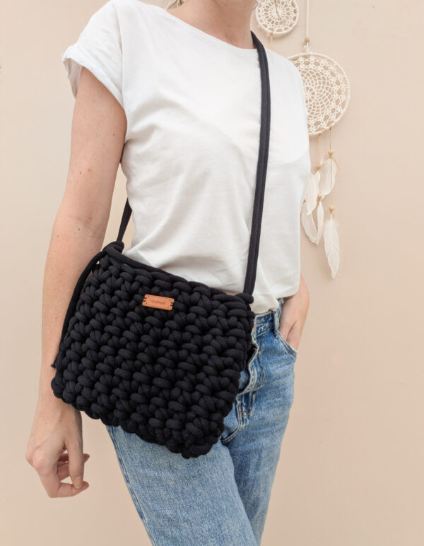 Pose avec sac bandoulière noir