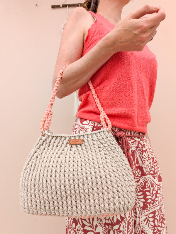 Pose avec sac à main beige et rose