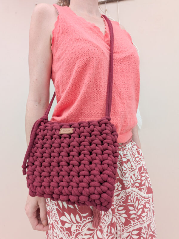 Pose avec sac bandoulière rouge vin