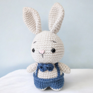 peluche-petit-lapin-kawaii-salopette-bleue