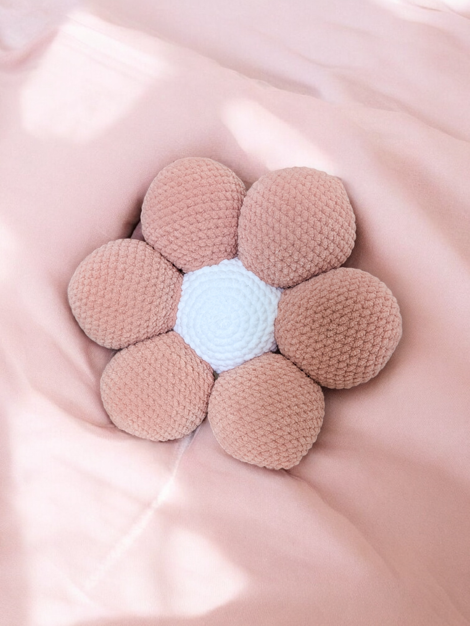 Coussin fleur couleur rose avec coeur blanc au milieu