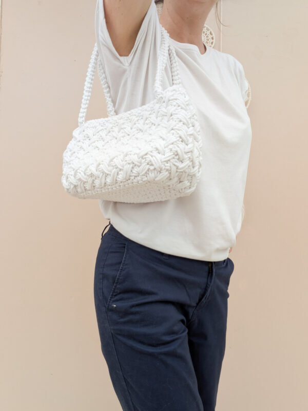Pose avec sac à main blanc