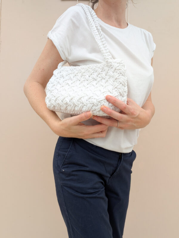 Pose avec sac à main blanc