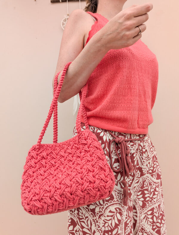 Pose avec sac à main corail