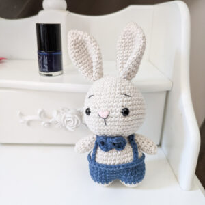 Petit lapin fait main en salopette bleue kawaii