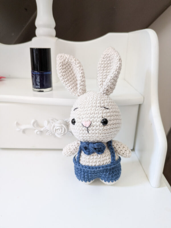 Petit lapin fait main en salopette bleue kawaii