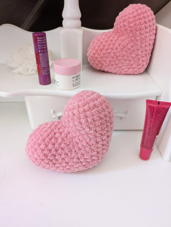 Coeur rose fait main au crochet pour une déco girly