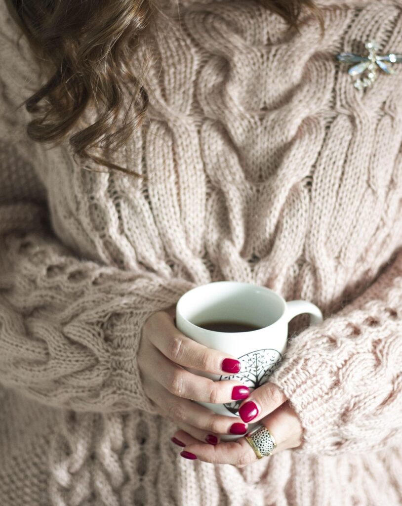 Femme avec tasse de café