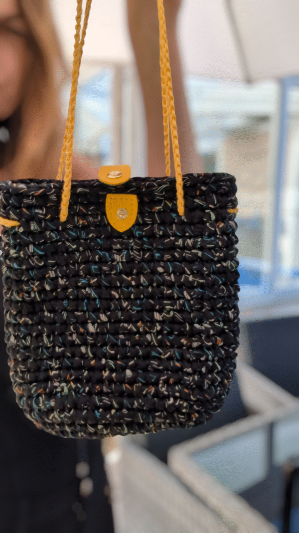 sac crochet fait main noir et jaune