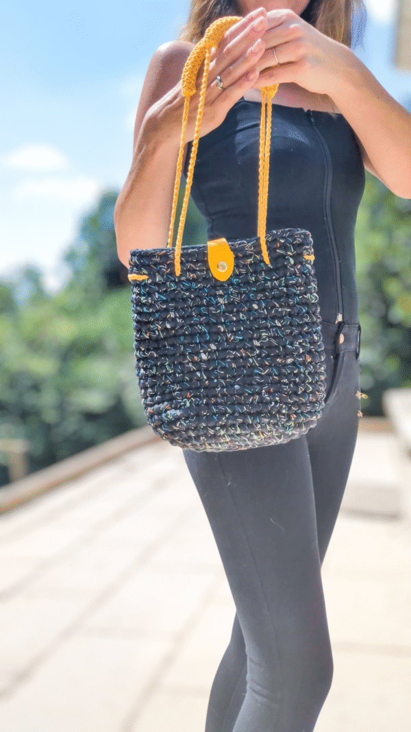 sac crochet fait main noir et jaune