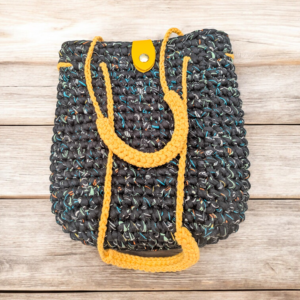 sac-a-main-noir-et-anse-jaune-artisanal