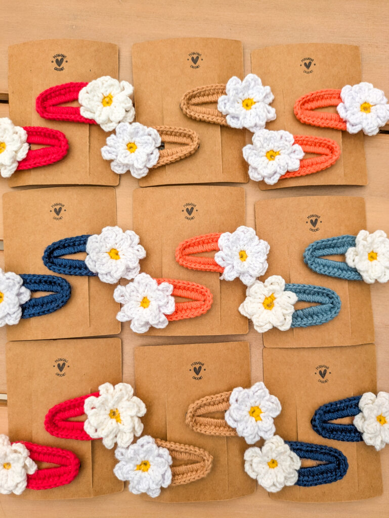 Pince à cheveux colorées et fleuries au crochet