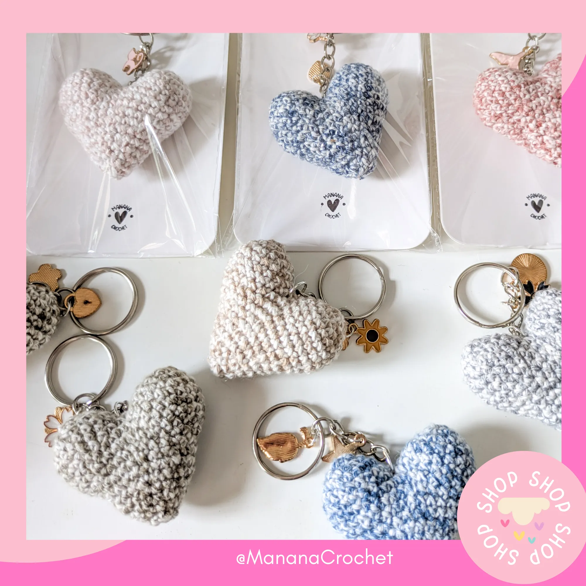 Porte-cles coeur fait main au crochet posés sur une table blanche
