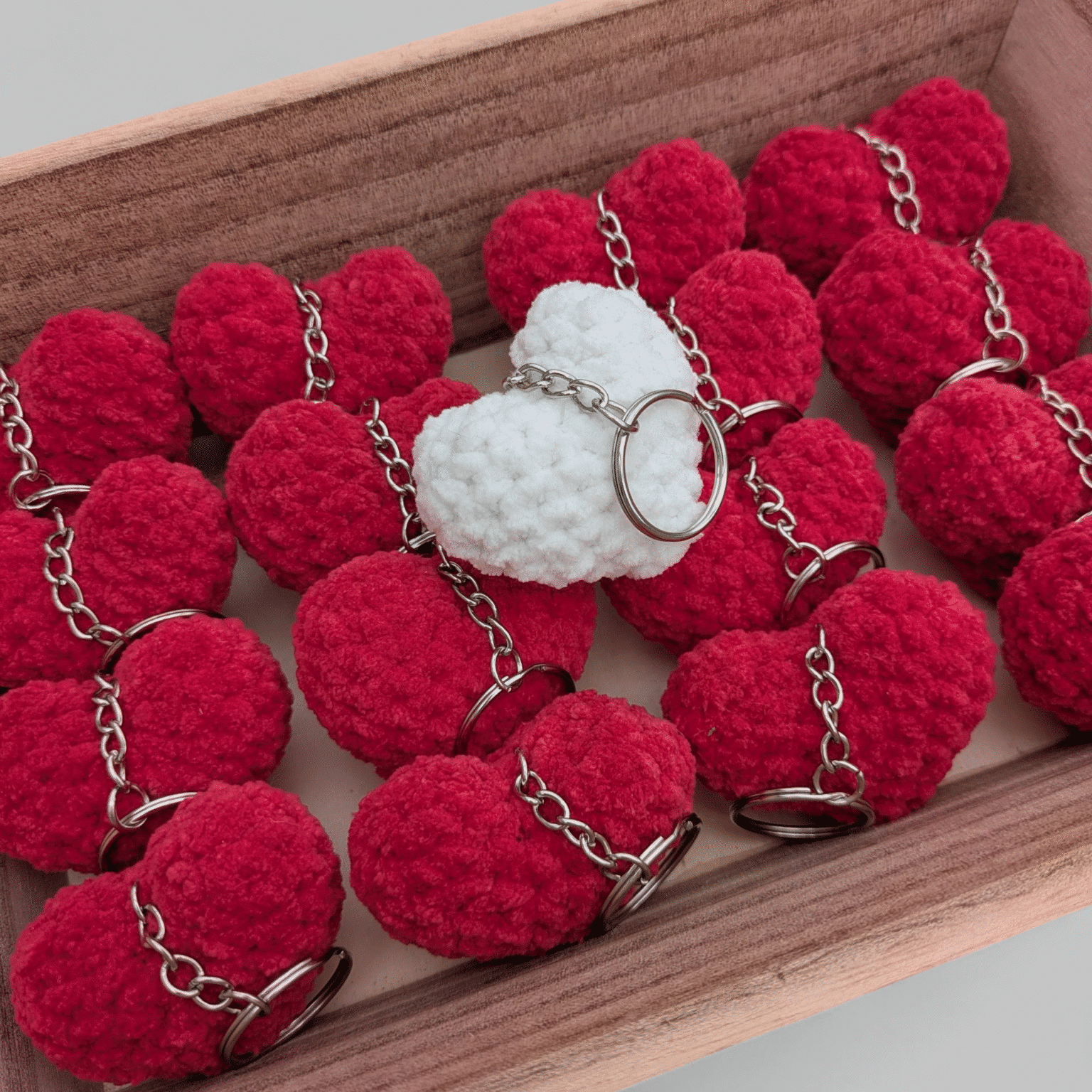 Ensemble de Porte-cles en forme de coeur rouge fait main au crochet dans un panier realise avec du fil chenille doux