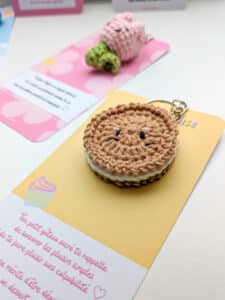 Porte-cles biscuit fait main vue de cote avec carte support emotionnel sur le theme de la gourmandise