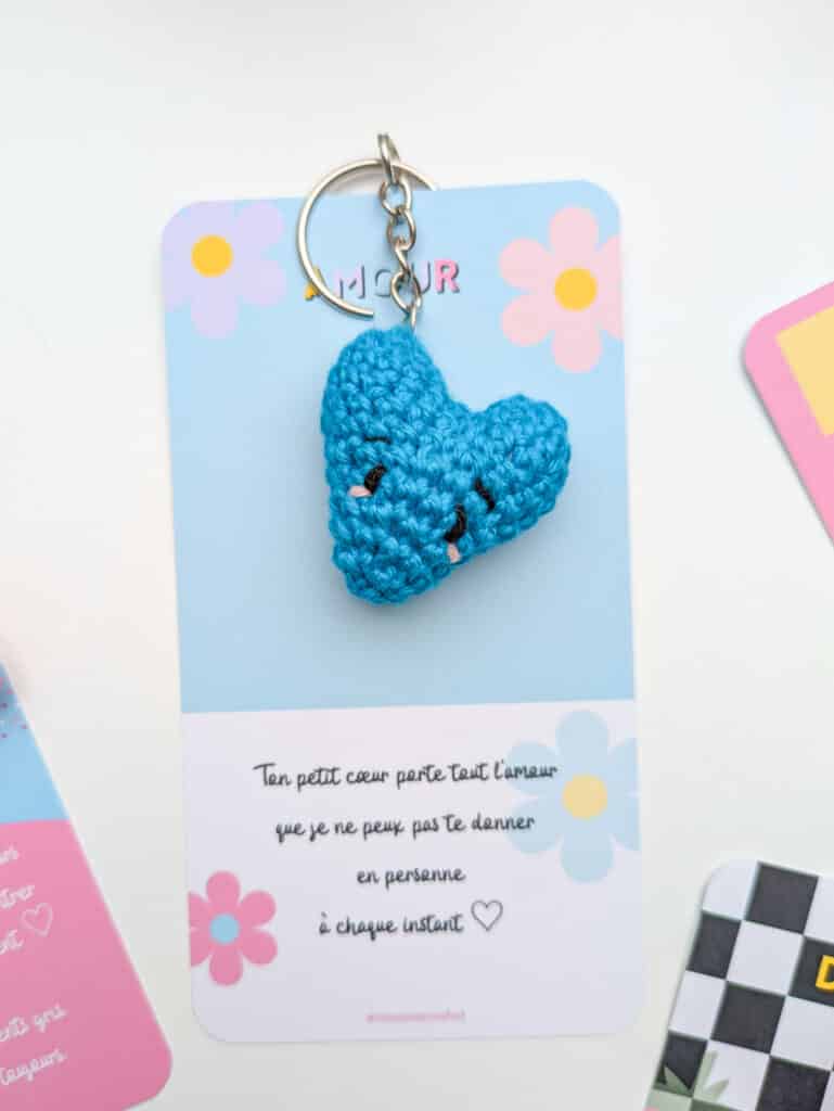 Porte-clés coeur bleu kawaii fait main au crochet accompagne d'une jolie carte message motivation