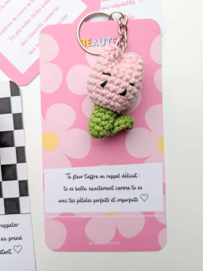 Porte-clés fleur rose fait main au crochet accompagne d'une carte rose message motivation