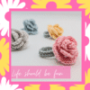 Bague en forme de rose girly fait main au crochet sur fond blanc