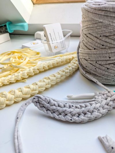 debut de projet au crochet avec des pelotes traphilho gris et jaune